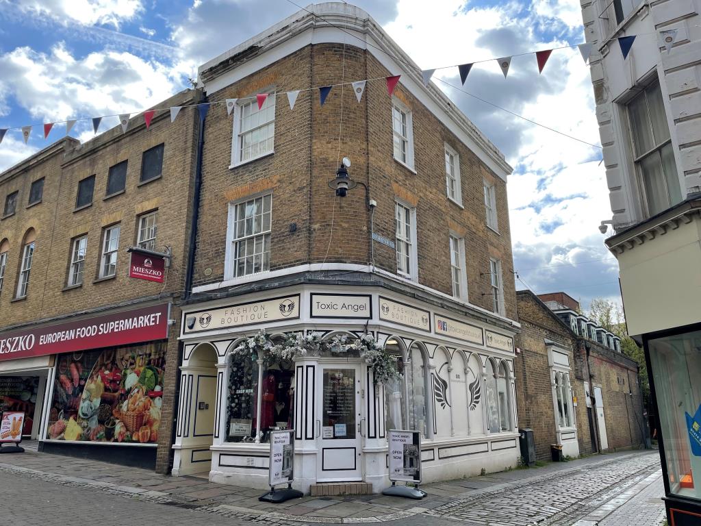 Lot: 167 - FREEHOLD COMMERCIAL INVESTMENT - Brick build corner property with shop on ground floor